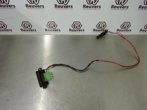 Used Heater resistor Renault Clio III (BR/CR) 1.5 dCi 85 Price € 20,00 Margin scheme offered by Autorecycling Reuvers B.V.