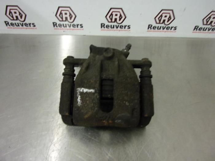 Gebrauchte Bremszange links vorne Renault Clio III (BR/CR) 1.5 dCi 85 Preis € 25,00 Margenregelung angeboten von Autorecycling Reuvers B.V.