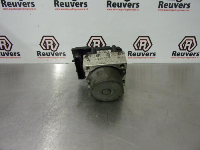Used ABS pump Renault Twingo (C06) 1.2 16V Price € 40,00 Margin scheme offered by Autorecycling Reuvers B.V.