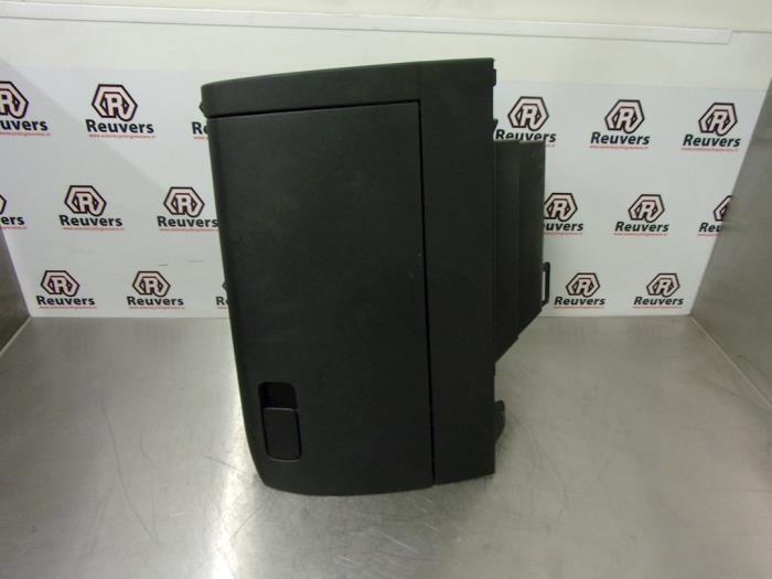 Begagnade Handskfack Volkswagen Polo V (6R) 1.2 12V BlueMotion Technology Pris € 25,00 Marginaltabell erbjuds av Autorecycling Reuvers B.V.