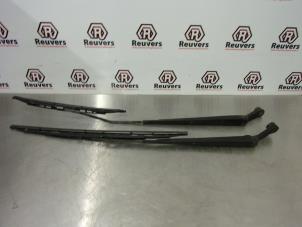 Used Front wiper arm Daihatsu Terios (J1) 1.3 16V 4x4 Price € 20,00 Margin scheme offered by Autorecycling Reuvers B.V.
