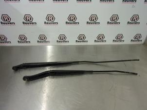 Used Front wiper arm Renault Clio III (BR/CR) 1.5 dCi 85 Price € 40,00 Margin scheme offered by Autorecycling Reuvers B.V.