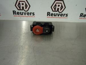 Gebrauchte Panikbeleuchtung Schalter Renault Modus/Grand Modus (JP) 1.2 16V Preis € 15,00 Margenregelung angeboten von Autorecycling Reuvers B.V.