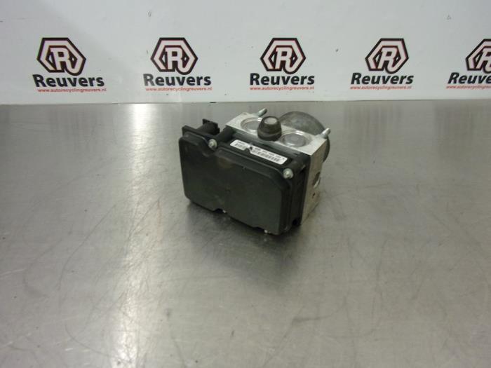Używane Pompa ABS Renault Modus/Grand Modus (JP) 1.2 16V Cena € 75,00 Procedura marży oferowane przez Autorecycling Reuvers B.V.