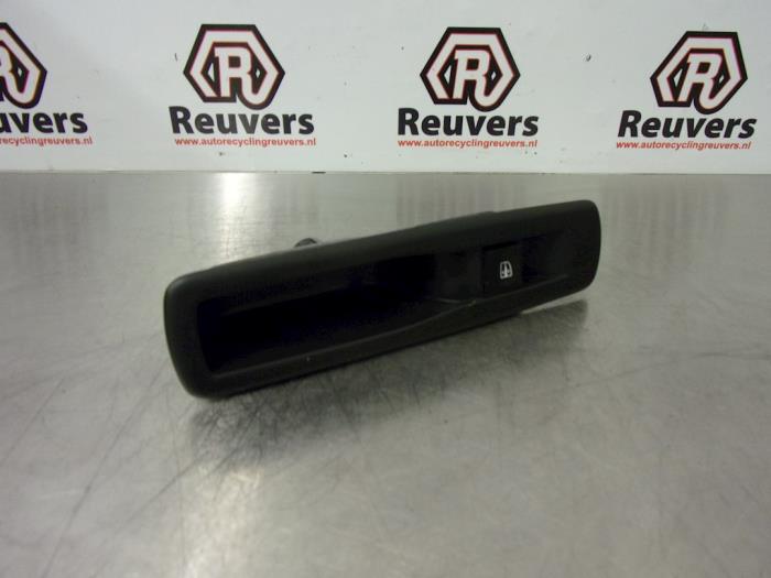 Usados Interruptor de ventanilla eléctrica Renault Megane III Grandtour (KZ) 1.5 dCi 110 Precio € 15,00 Norma de margen ofrecido por Autorecycling Reuvers B.V.