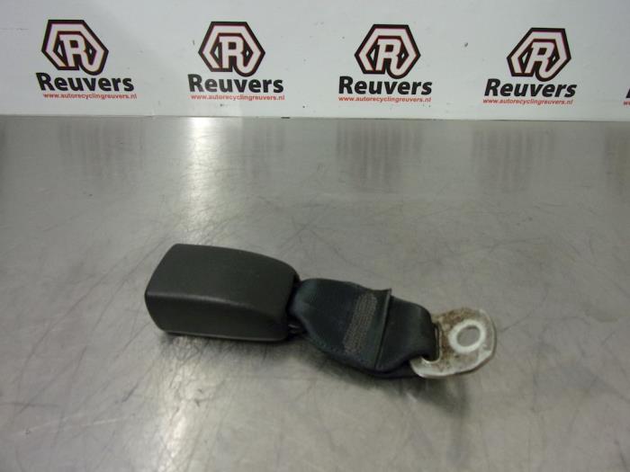 Rear seatbelt buckle, left from a Peugeot 107 1.0 12V 2006