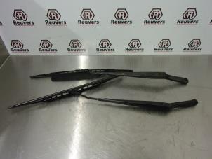 Used Front wiper arm Opel Frontera (6B) 3.2 V6 24V Price € 30,00 Margin scheme offered by Autorecycling Reuvers B.V.