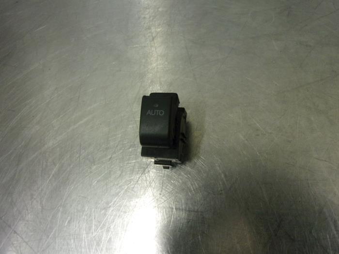 Usados Interruptor de ventanilla eléctrica Toyota Corolla (E12) 1.6 16V VVT-i Precio € 15,00 Norma de margen ofrecido por Autorecycling Reuvers B.V.