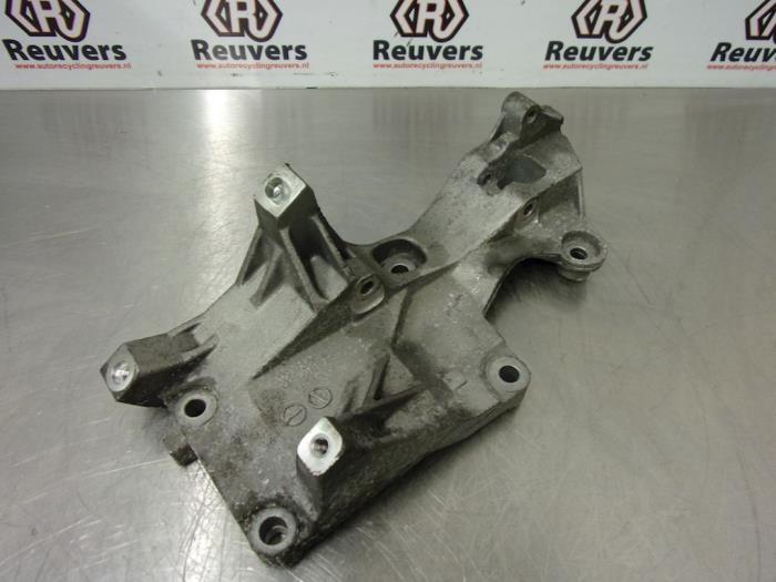 Usagé Support dynamo haut Skoda Fabia II (5J) 1.4 TDI 80 Prix € 25,00 Règlement à la marge proposé par Autorecycling Reuvers B.V.
