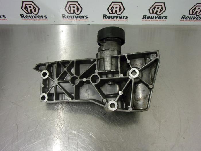 Alternator upper bracket from a Seat Ibiza III (6L1) 1.4 16V 85 2008