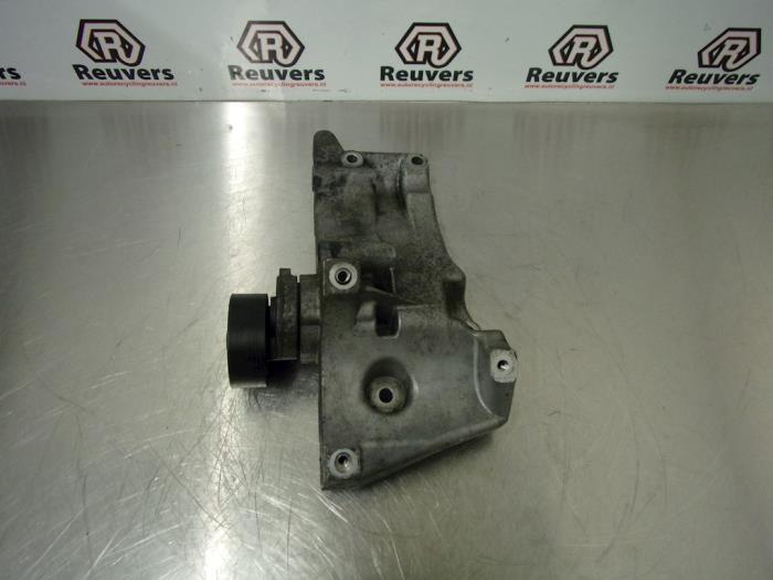 Usagé Support dynamo haut Seat Ibiza III (6L1) 1.4 16V 85 Prix € 30,00 Règlement à la marge proposé par Autorecycling Reuvers B.V.