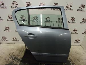 Używane Drzwi prawe tylne wersja 4-drzwiowa Opel Astra H (L48) 1.6 16V Twinport Cena € 85,00 Procedura marży oferowane przez Autorecycling Reuvers B.V.