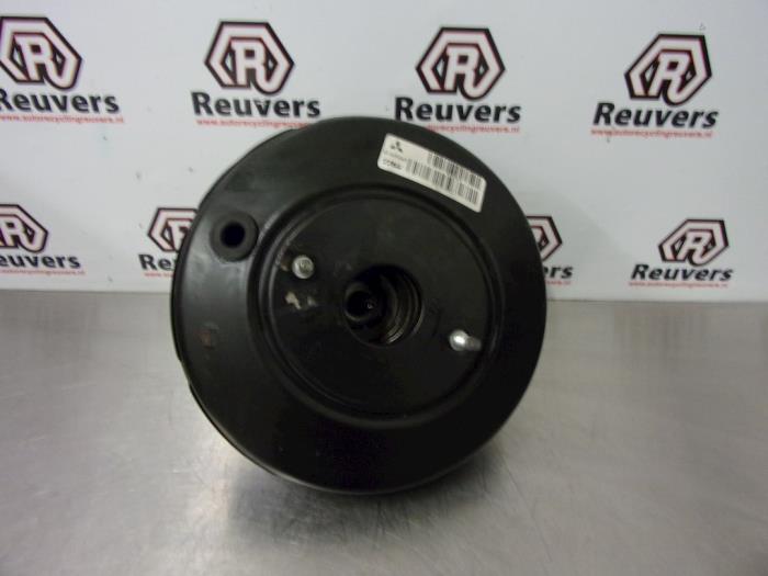 Usados Servofreno Mitsubishi Colt (Z2/Z3) 1.3 16V Precio € 40,00 Norma de margen ofrecido por Autorecycling Reuvers B.V.