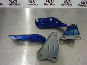 Used Bonnet Hinge Renault Twingo II (CN) 1.5 dCi 70 Price € 20,00 Margin scheme offered by Autorecycling Reuvers B.V.