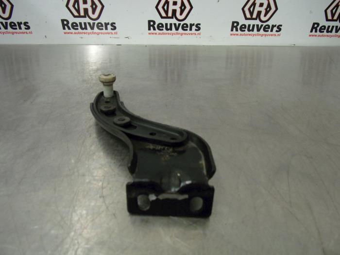 Sliding door roller, left from a Volkswagen Caddy III (2KA,2KH,2CA,2CH) 1.9 TDI 2008