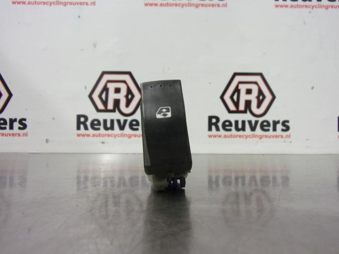 Usados Interruptor de ventanilla eléctrica Renault Kangoo Express (FW) 1.5 dCi 105 FAP Precio € 10,00 Norma de margen ofrecido por Autorecycling Reuvers B.V.