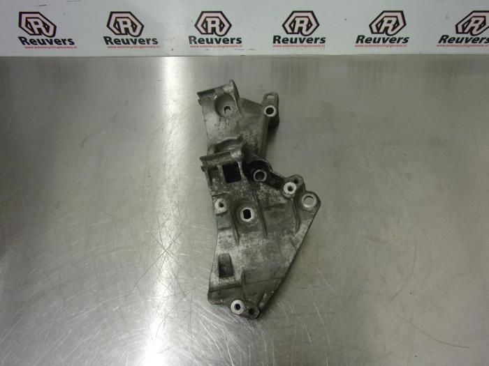 Usagé Support dynamo haut Renault Kangoo Express (FW) 1.5 dCi 105 FAP Prix € 30,00 Règlement à la marge proposé par Autorecycling Reuvers B.V.
