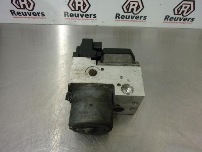 ABS Pumpe van een SsangYong Rexton 2.9 TD RJ 290 2003