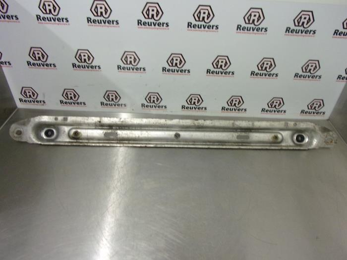 Radiator bar from a Citroën C4 Picasso (UD/UE/UF) 1.6 HDiF 16V 110 2007