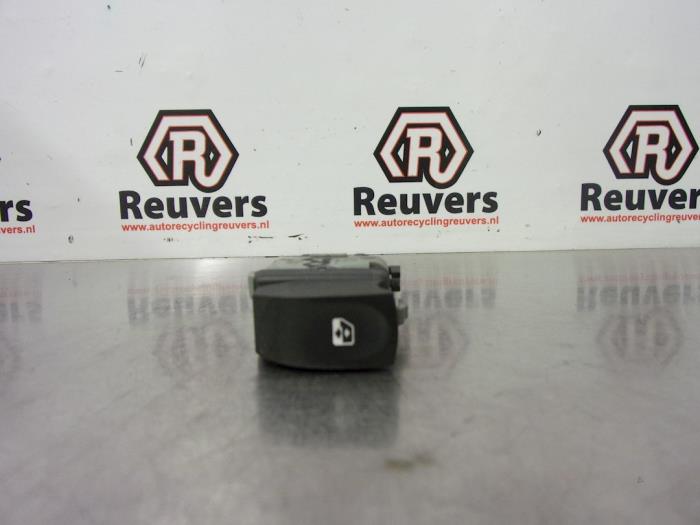 Usados Interruptor de ventanilla eléctrica Renault Twingo II (CN) 1.2 Precio € 10,00 Norma de margen ofrecido por Autorecycling Reuvers B.V.