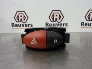 Used Panic lighting switch Renault Twingo II (CN) 1.2 Price € 15,00 Margin scheme offered by Autorecycling Reuvers B.V.