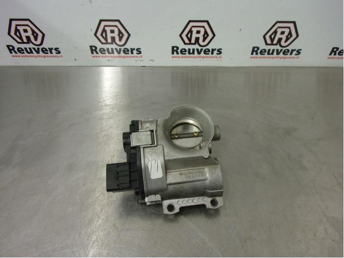 Usagé Boitier papillon Renault Clio II (BB/CB) 1.2 16V Prix € 75,00 Règlement à la marge proposé par Autorecycling Reuvers B.V.