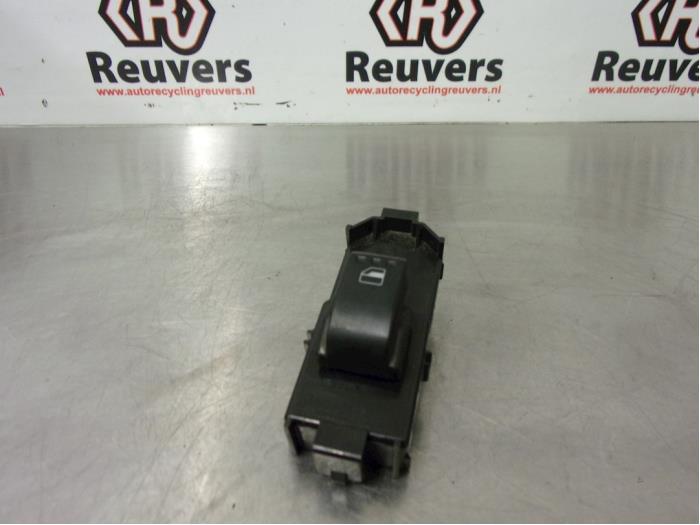 Usados Interruptor de ventanilla eléctrica Daihatsu Sirion 2 (M3) 1.0 12V DVVT Precio € 10,00 Norma de margen ofrecido por Autorecycling Reuvers B.V.
