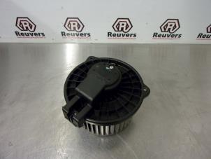 Usados Motor de ventilador de calefactor Daihatsu Sirion 2 (M3) 1.0 12V DVVT Precio € 35,00 Norma de margen ofrecido por Autorecycling Reuvers B.V.