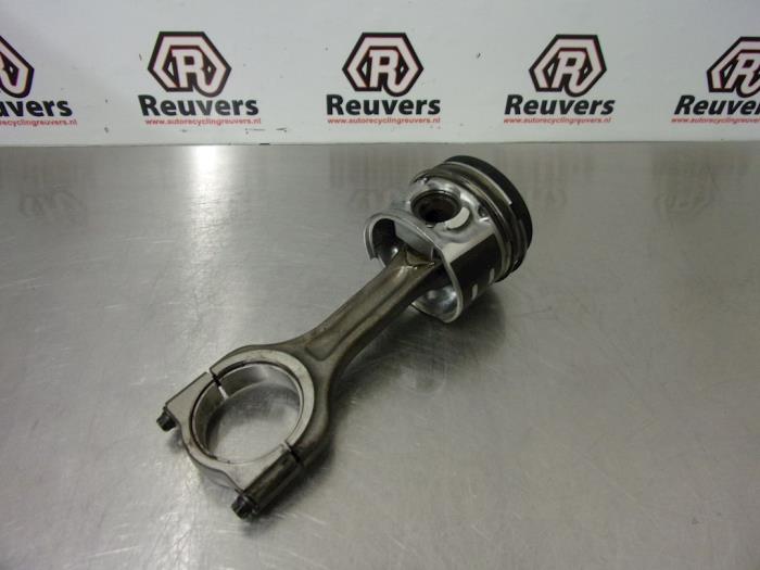 Usados Pistón Volvo V40 (MV) 1.6 D2 Precio € 25,00 Norma de margen ofrecido por Autorecycling Reuvers B.V.