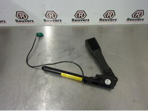 Used Seatbelt tensioner, right Opel Astra H GTC (L08) 1.4 16V Twinport Price € 30,00 Margin scheme offered by Autorecycling Reuvers B.V.