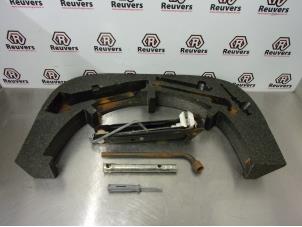 Used Jack set Saab 900 II (YS3D) 2.3 S,SE 16V Price on request offered by Autorecycling Reuvers B.V.