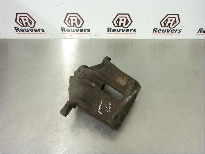 Usagé Etrier de frein avant gauche Peugeot 207/207+ (WA/WC/WM) 1.4 16V Prix € 30,00 Règlement à la marge proposé par Autorecycling Reuvers B.V.