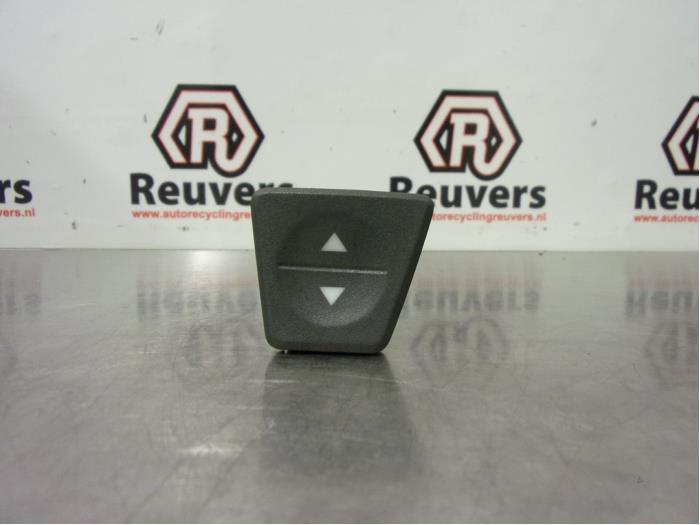 Usados Interruptor de ventanilla eléctrica Fiat Panda (169) 1.3 JTD 16V Multijet Precio € 10,00 Norma de margen ofrecido por Autorecycling Reuvers B.V.