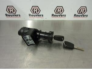 Usagé Serrure de contact + clé Fiat Panda (169) 1.3 JTD 16V Multijet Prix € 35,00 Règlement à la marge proposé par Autorecycling Reuvers B.V.