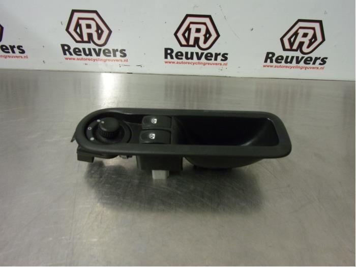 Usados Interruptor combinado de ventanillas Renault Clio III (BR/CR) 1.2 16V 75 Precio € 20,00 Norma de margen ofrecido por Autorecycling Reuvers B.V.