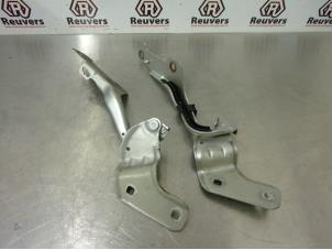 Used Bonnet Hinge Renault Clio III (BR/CR) 1.2 16V 75 Price € 20,00 Margin scheme offered by Autorecycling Reuvers B.V.