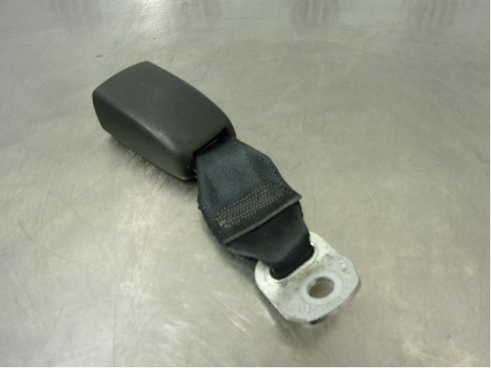 Insertion ceinture de sécurité arrière gauche d'un Peugeot 107 1.0 12V 2006