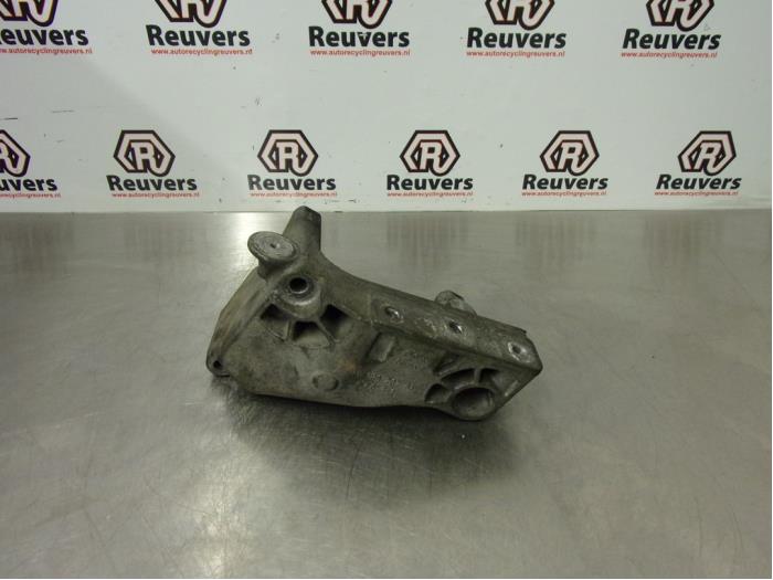 Usagé Support moteur Volkswagen Transporter T5 1.9 TDi Prix € 30,00 Règlement à la marge proposé par Autorecycling Reuvers B.V.