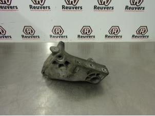 Usagé Support moteur Volkswagen Transporter T5 1.9 TDi Prix € 30,00 Règlement à la marge proposé par Autorecycling Reuvers B.V.
