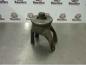 Usagé Support moteur Volkswagen Transporter T5 1.9 TDi Prix € 30,00 Règlement à la marge proposé par Autorecycling Reuvers B.V.