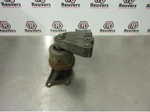Usagé Support moteur Volkswagen Transporter T5 1.9 TDi Prix € 35,00 Règlement à la marge proposé par Autorecycling Reuvers B.V.