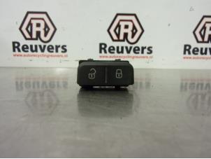 Used Central locking switch Volkswagen Up! (121) 1.0 12V 60 Price € 10,00 Margin scheme offered by Autorecycling Reuvers B.V.