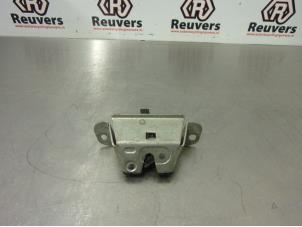 Używane Rygiel tylnej klapy Toyota Aygo (B10) 1.0 12V VVT-i Cena € 20,00 Procedura marży oferowane przez Autorecycling Reuvers B.V.