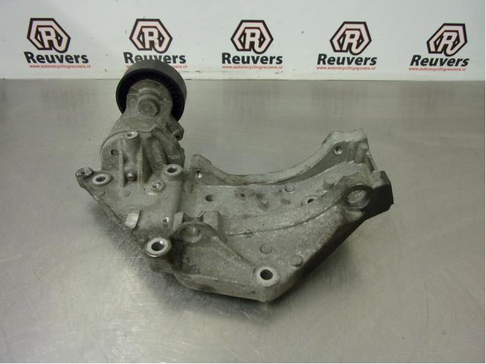 Gebrauchte Dynamostütze oben Fiat Scudo (270) 2.0 D Multijet Preis € 35,00 Margenregelung angeboten von Autorecycling Reuvers B.V.