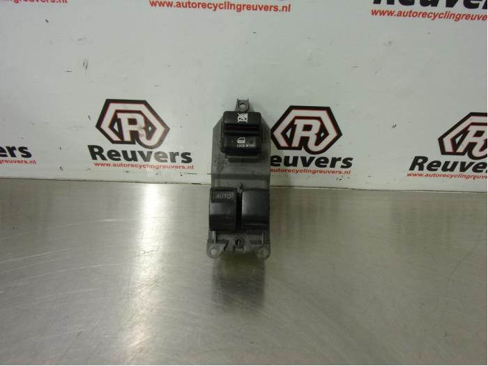 Usados Interruptor combinado de ventanillas Toyota Yaris II (P9) 1.4 D-4D Precio € 20,00 Norma de margen ofrecido por Autorecycling Reuvers B.V.