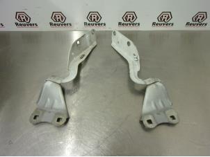 Used Bonnet Hinge Renault Twingo II (CN) 1.2 Price € 20,00 Margin scheme offered by Autorecycling Reuvers B.V.