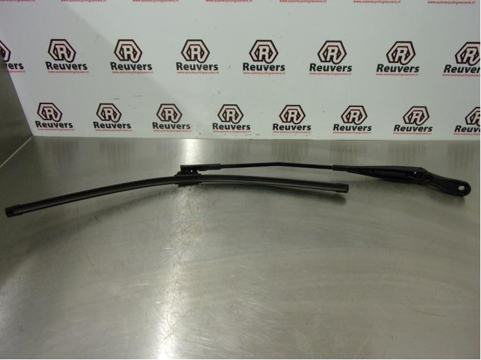 Front wiper arm from a Peugeot 207 SW (WE/WU) 1.4 16V Vti 2009