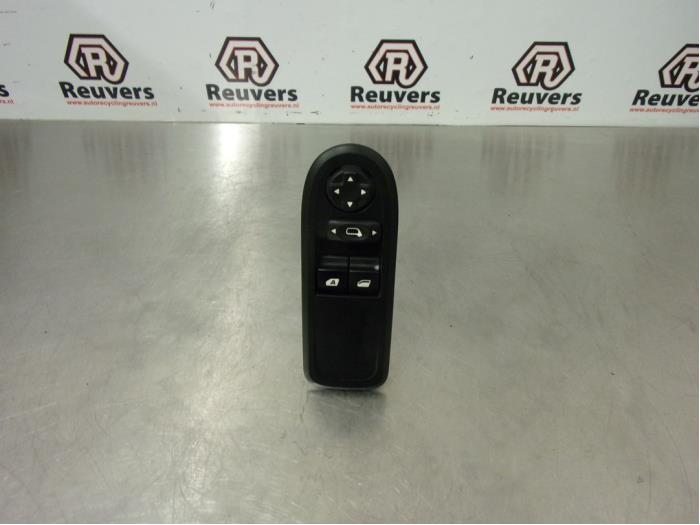 Usados Interruptor combinado de ventanillas Citroen C3 (SC) 1.6 HDi 92 Precio € 30,00 Norma de margen ofrecido por Autorecycling Reuvers B.V.