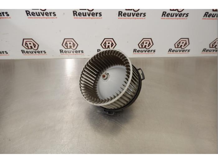 Heating and ventilation fan motor from a Mazda 3 (BK12) 1.6i 16V 2004