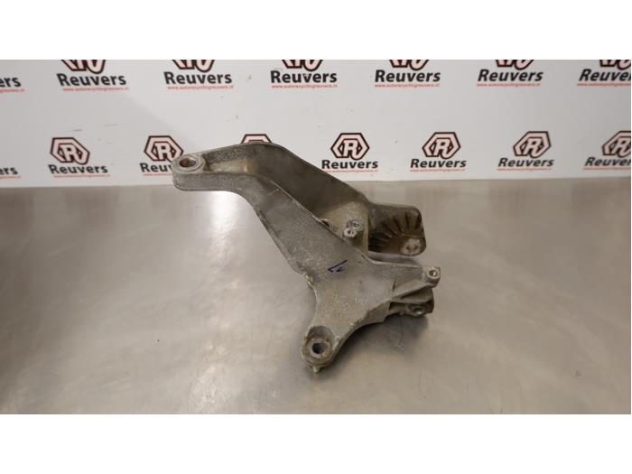 Gebrauchte Getriebe Halterung BMW Mini (R50/53) 1.6 16V Cooper Preis € 20,00 Margenregelung angeboten von Autorecycling Reuvers B.V.